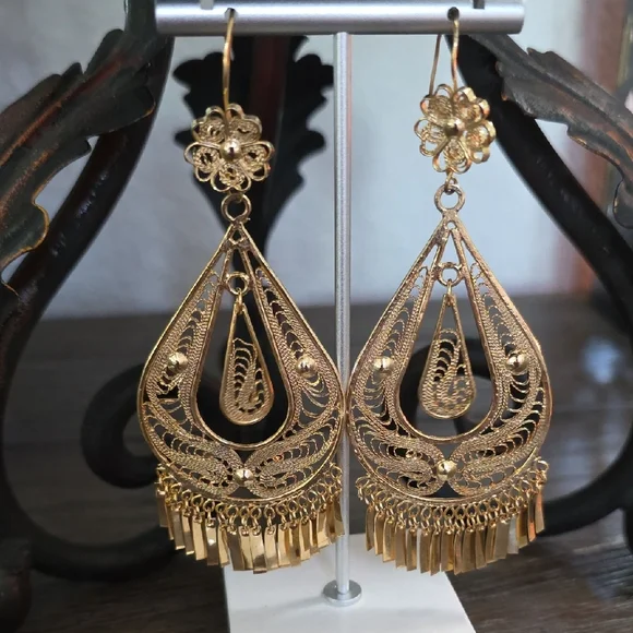 Elegant Gold Filigree Dangle Earrings - Picture 15 of 16